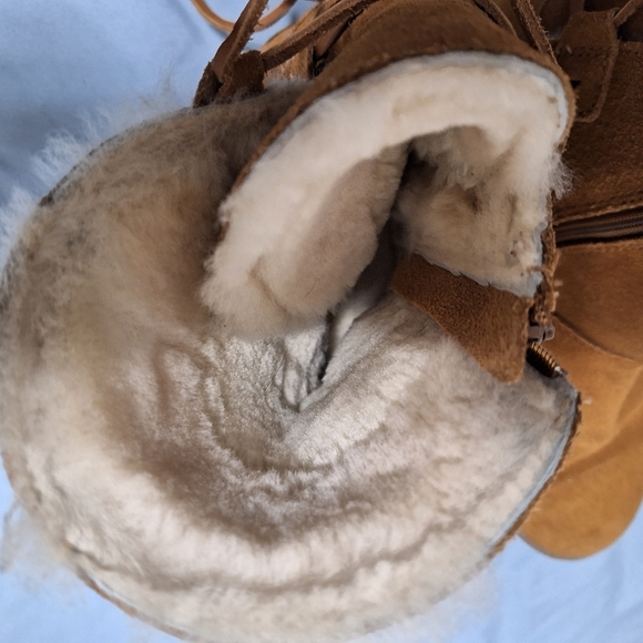 Koolaburra by UGG womens size 9 fur lined boots with laces. - Picture 6 of 7